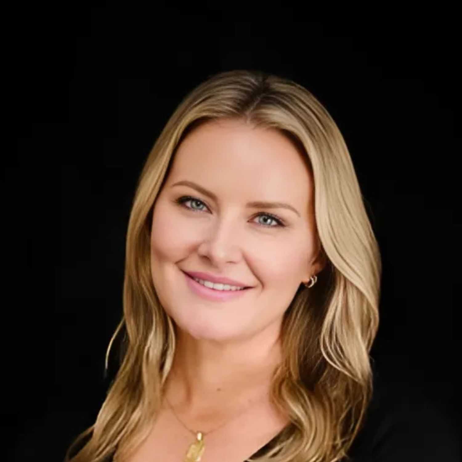 Portrait of LISA, a professional stylist at 77Salon Inc., showcasing their expertise and style.