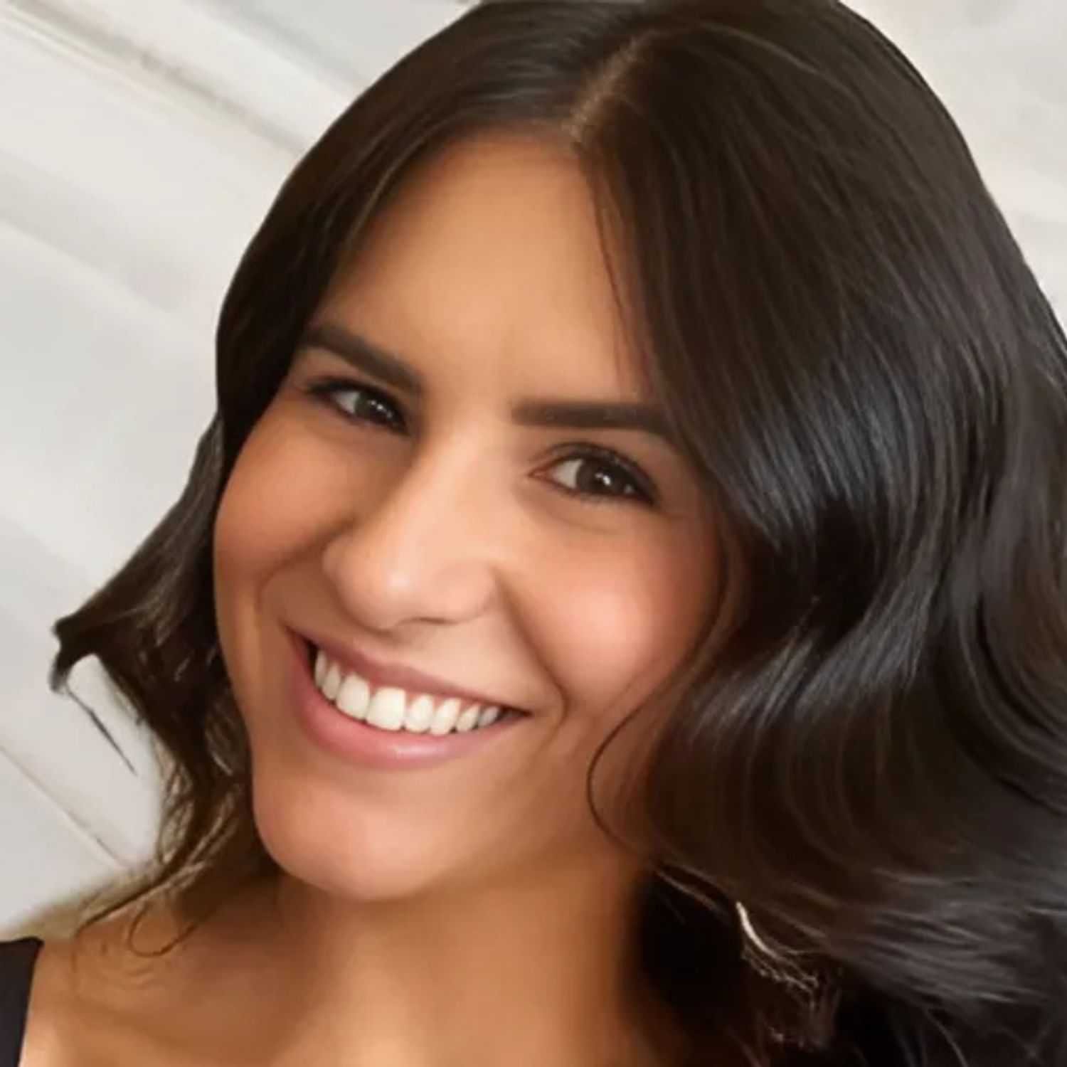 Portrait of YOLANDA, a professional stylist at 77Salon Inc., showcasing their expertise and style.